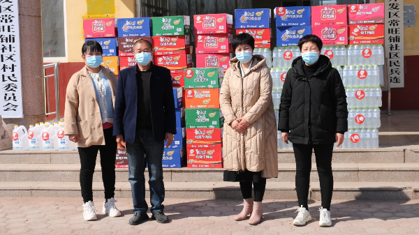 與社區(qū)人員合照